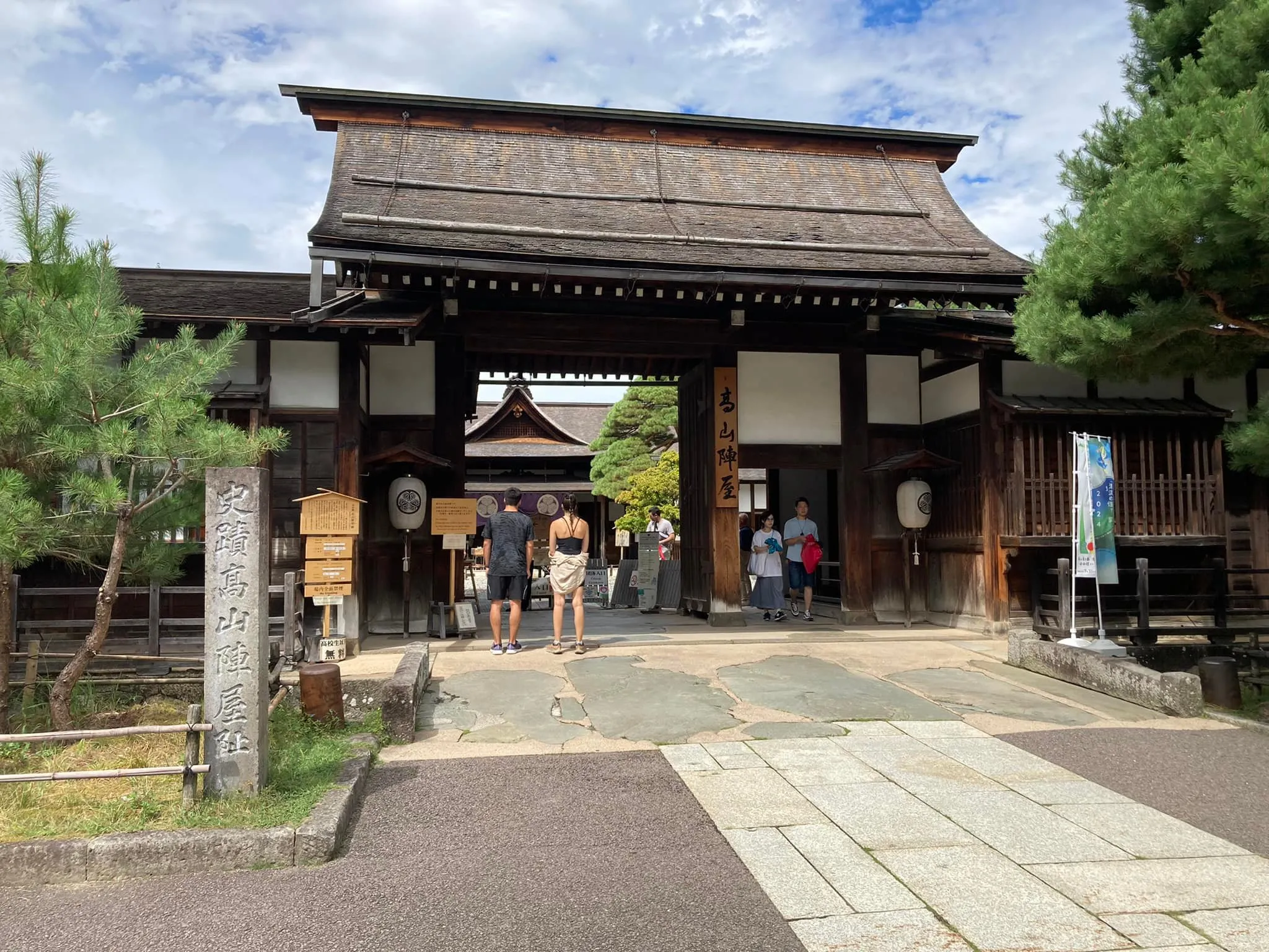 9時に高山市に降りて、陣屋前の朝市で漬け物ゲット